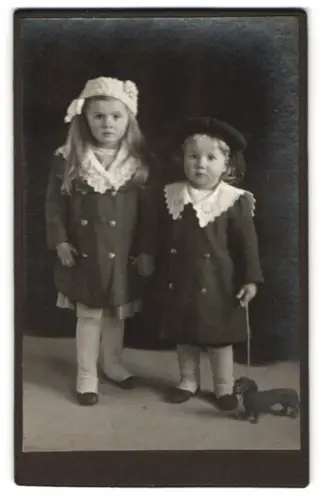 Fotografie unbekannter Fotograf und Ort, Ilse und Ernst Gnade mit Spielzeugdackel 1912