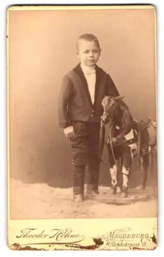 Fotografie Theodor Hohne, Magdeburg, Ullrichstrasse 18, Junge mit Spielzeugpferd