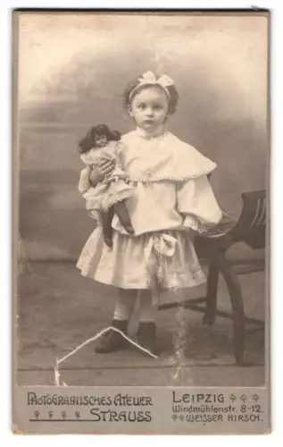Fotografie Strauss, Leipzig, Windmühlenstr. 8-12, Kleines Mädchen mit Puppe im Atelier