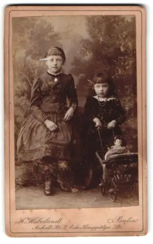 Fotografie H. Haberlandt, Berlin, Anhalt-Str. 2, Zwei Mädchen mit Puppenwagen