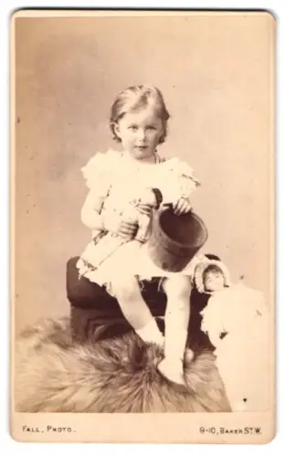 Fotografie T. Fall, London, Baker Street 9-10, Ethel Maitland mit zwei Puppen und einem Eimer