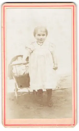 Fotografie Gustav Hoffmann, Klötze i. Altm., Kleines Kind mit Kinderwagen