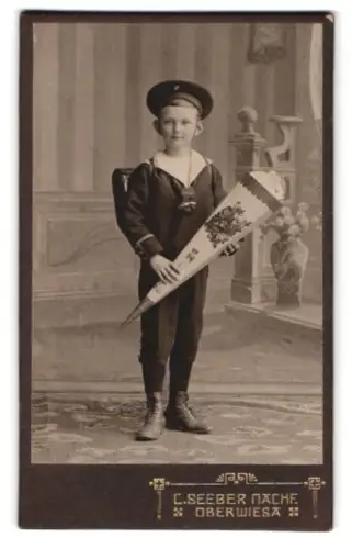Fotografie C. Seeber Nachf., Oberwiesa, Porträt eines Jungen mit Schultüte