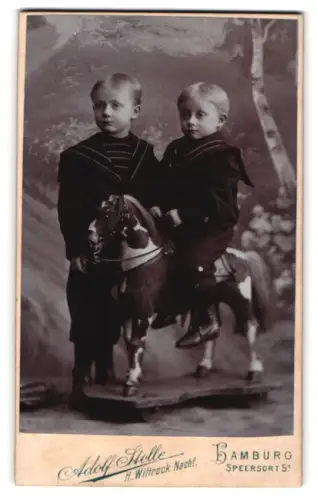 Fotografie Adolf Stolle, Hamburg, Speersort 5, Zwei Kinder mit einem Pferdespielzeug auf Rollen