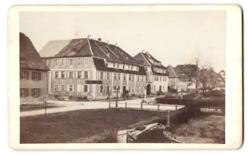 Fotografie unbekannter Fotograf, Ansicht Königsfeld im Schwarzwald, Zinsendorfplatz mit Gasthaus