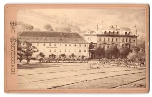 Fotografie unbekannter Fotograf, Ansicht Bad Freyersbach, Grünanlage vor einem Gebäude