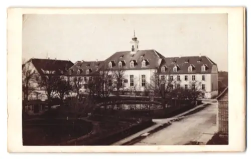 Fotografie unbekannter Fotograf, Ansicht Königsfeld im Schwarzwald, Schloss mit Grünanlage