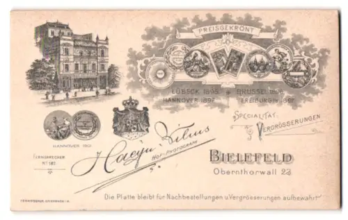 Fotografie Haeyn & Wilins, Bielefeld, Obernthorwall 23, Ansicht Bielefeld, Strassenpartie am Atelier, Kgl. Wappen