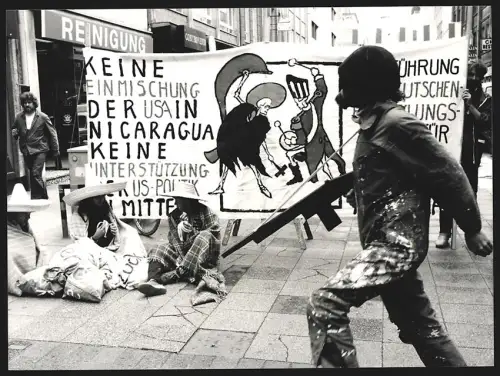 3 Fotografien Demonstration (Demo) gegen die USA militärischen Interventionen in Mittelamerika (Nicaragua)