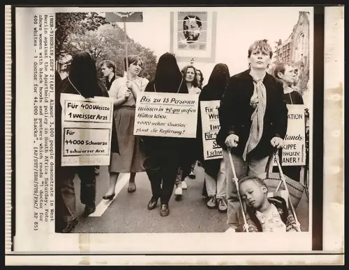 2 Fotografien Ansicht Berlin (West), Demonstration gegen die Apartheid in Südamerika mit Polizeigewalt
