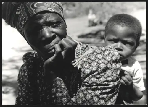 5 Fotografien afrikanische Volkstypen, afrikanische Mutter mit ihrem Sohn auf dem Rücken in Tragetuch
