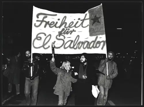 41 Fotografien Demonstration Freiheit für El Salvador, gegen Einmarsch der USA in Mittelamerika, Solidaritäts Banner
