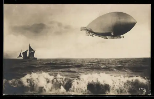 AK Zeppelin im Fluge über der See, Zweimastschoner in Fahrt