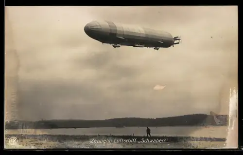 AK Zeppelin-Luftschiff Schwaben fliegt über das Wasser