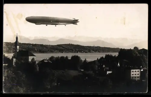 Foto-AK Starnberg, Zeppelin fliegt über den Starnberger See