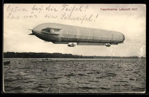 AK Zeppelinsches Luftschiff von 1907 im Fluge dicht über der Wasseroberfläche