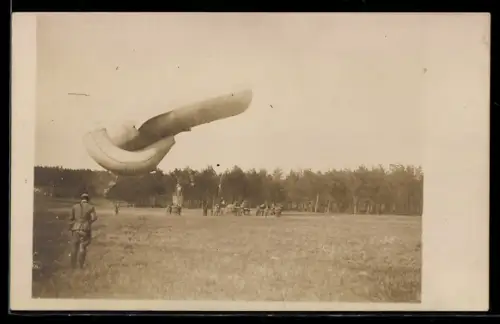 Foto-AK Deutscher Heeres-Ballon mit Beobachter-Korb