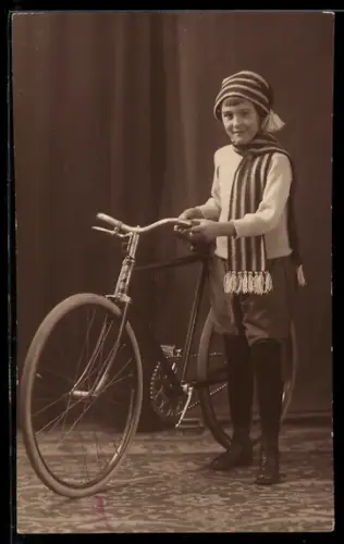 AK Mädchen mit ihrem Fahrrad