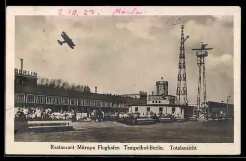 AK Tempelhof-Berlin, Flughafen Tempelhof, Restaurant Mitropa mit überfliegendem Doppeldecker