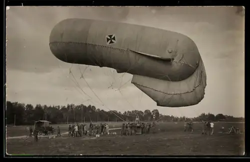 Foto-AK Deutscher Heeres-Ballon mit Eisernem Kreuz-Emblem und Beobachter im Korb