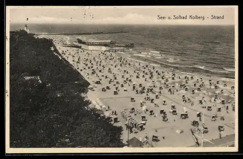 AK Kolberg, Strand mit Strandkörben und Fernblick auf die Mole
