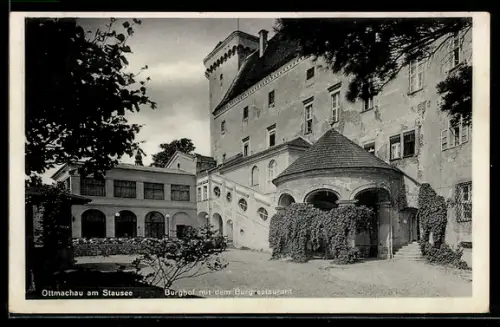 AK Ottmachau am Stausee, Burghof mit dem Burgrestaurant