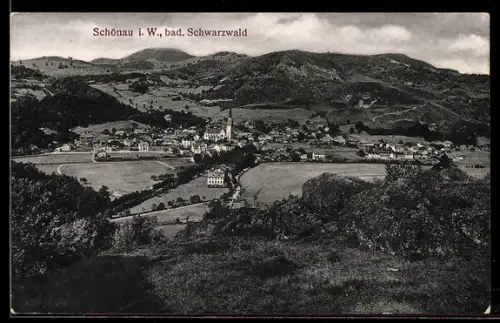 AK Schönau /Schwarzwald, Ortsansicht mit Kirche und umliegenden Bergen