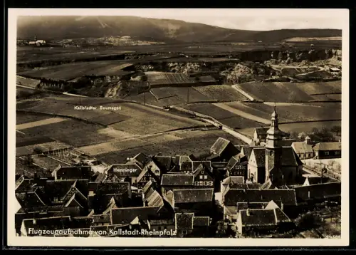 AK Kallstadt /Rheinpfalz, Ortsansicht mit Kirche, Fliegeraufnahme