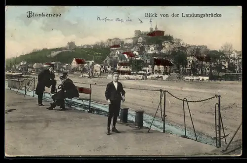 AK Hamburg-Blankenese, Blick von der Landungsbrücke, Männer auf einer Sitzbank