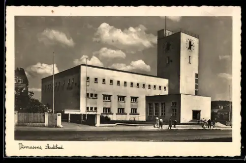 AK Pirmasens, Stadtbad mit Passanten