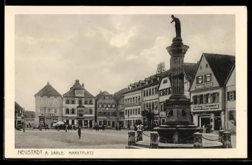 AK Neustadt a. Saale, Marktplatz mit Brunnen und Möbelgeschäft von Johann Peeht