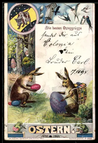 Lithographie Zwei Osterhasen zeigen Ostereier, zwei Zwerge schauen heimlich zu, Schwalben, Stier, Frösche, Ostergruss