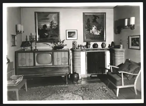 5 Fotografien Walter Hahn, Dresden, Innenansicht eines stilvoll geschmückten Wohnzimmers, Puppenecke auf dem Sofa
