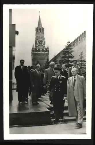 Fotografie Otto Grotewohl, Willi Stoph, Dr. Otto Muschke an der Kremlmauer 1956, DDR-Regierungsdelegation in Moskau