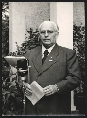 Fotografie Wilhelm Pieck bei einer Bandbesprechung für den Deutschen Demokratischen Rundfunk 1953