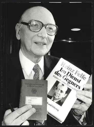 Fotografie Spion des KGB Heinz Felfe präsentiert seine Memoiren Im Dienst des Gegners 1986