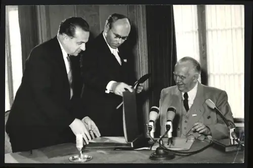 Fotografie Minister Gregor & Hr. Schlebert überreichen Pieck ein Fotoalbum m. Vorbereitungen zur Leipziger Messe 1953