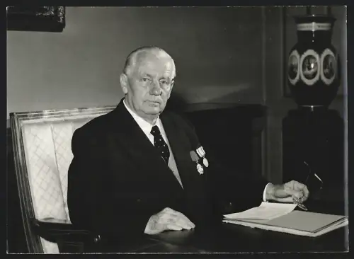 Fotografie Präsident Wilhelm Pieck an seinem Arbeitsplatz 1953