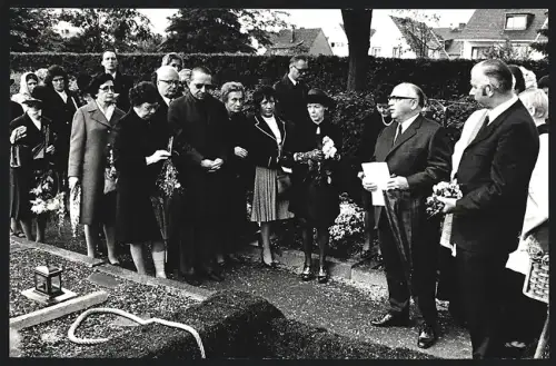 Fotografie Beisetzung Dr. Klara Maria Fassbinder in Bonn-Duisdorf 1974, Vizepräsident des DDR-Friedenskomittees Dr. Lotz