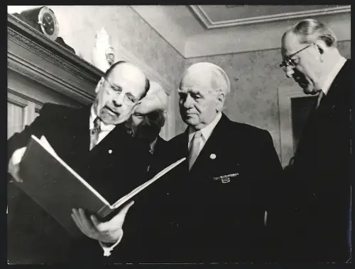 Fotografie Walter Ulbricht zeigt Wilhelm Pieck das Glückwunschschreiben des ZK der SED 1958, Otto Grotewohl