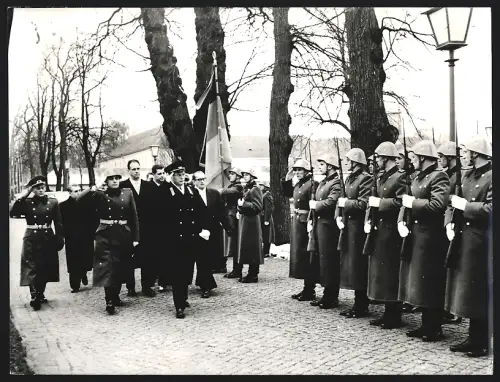 Fotografie Sowjetischer Botschafter Michail Georgiejewitsch Perwuchin beim Abschreiten der Front der Ehrenkompagnie 1958