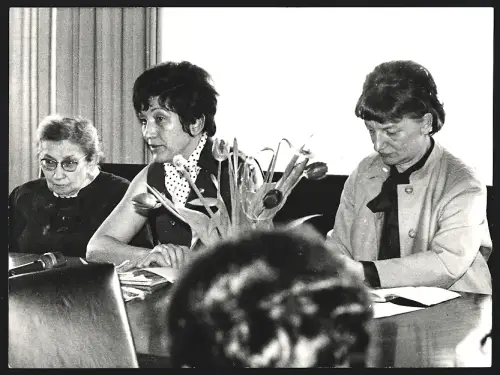 Fotografie Elly Steinmann & Grit Weisberg bei der Pressekonferenz nach d. Reise durch Nord-Vietnam 1970, Fr. Fassbinder