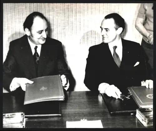 Fotografie Botschafter Ingo Öser und Andre Rodocanachi beim Austausch der unterzeichneten Urkunden in Paris 1973