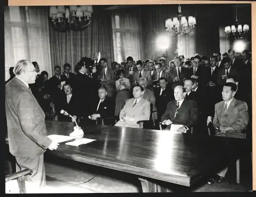 Fotografie Otto Grotewohl spricht zu diplomatischen Missionen und Vertretern der internat. Presse 1957