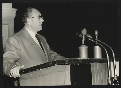 Fotografie Ministerpräsident Otto Grotewohl während der Abgabe der Regierungserklärung 1956