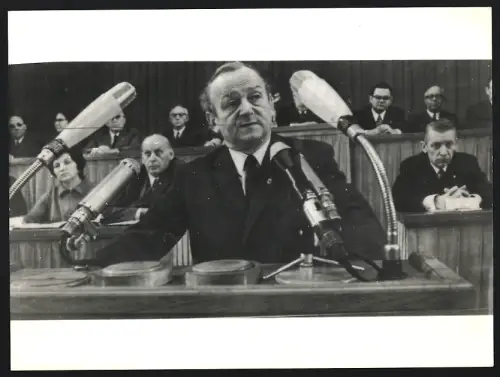 Fotografie Prof. Dr. Ludwig Mecklinger begründet die Entscheidung zur Fristenlösung bei Schwangerschaftsunterbrechungen