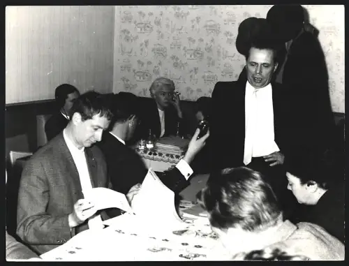 Fotografie Heinz Hollmann, Hamburg, Binderstr. 18, Ernst Aust (KPD), Pressekonferenz nach Urteil Blinkfüer-Prozess