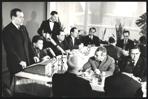 Fotografie Joachim Hermann bei seiner Erklärung im Präsidium 1966, Dr. Georg Grassnick, Herbert Haber, Arne Rehahn