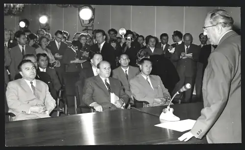 Fotografie Otto Grotewohl bei der Übergabe der Erklärung an diplom. Vertreter 1957, G. M. Puschkin