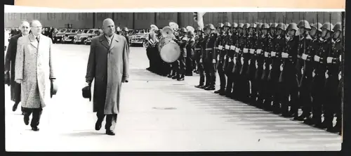 Fotografie Chivu Stoica und Otto Grotewohl beim Abschreiten der Ehrenformation der nationalen Volksarmee 1957